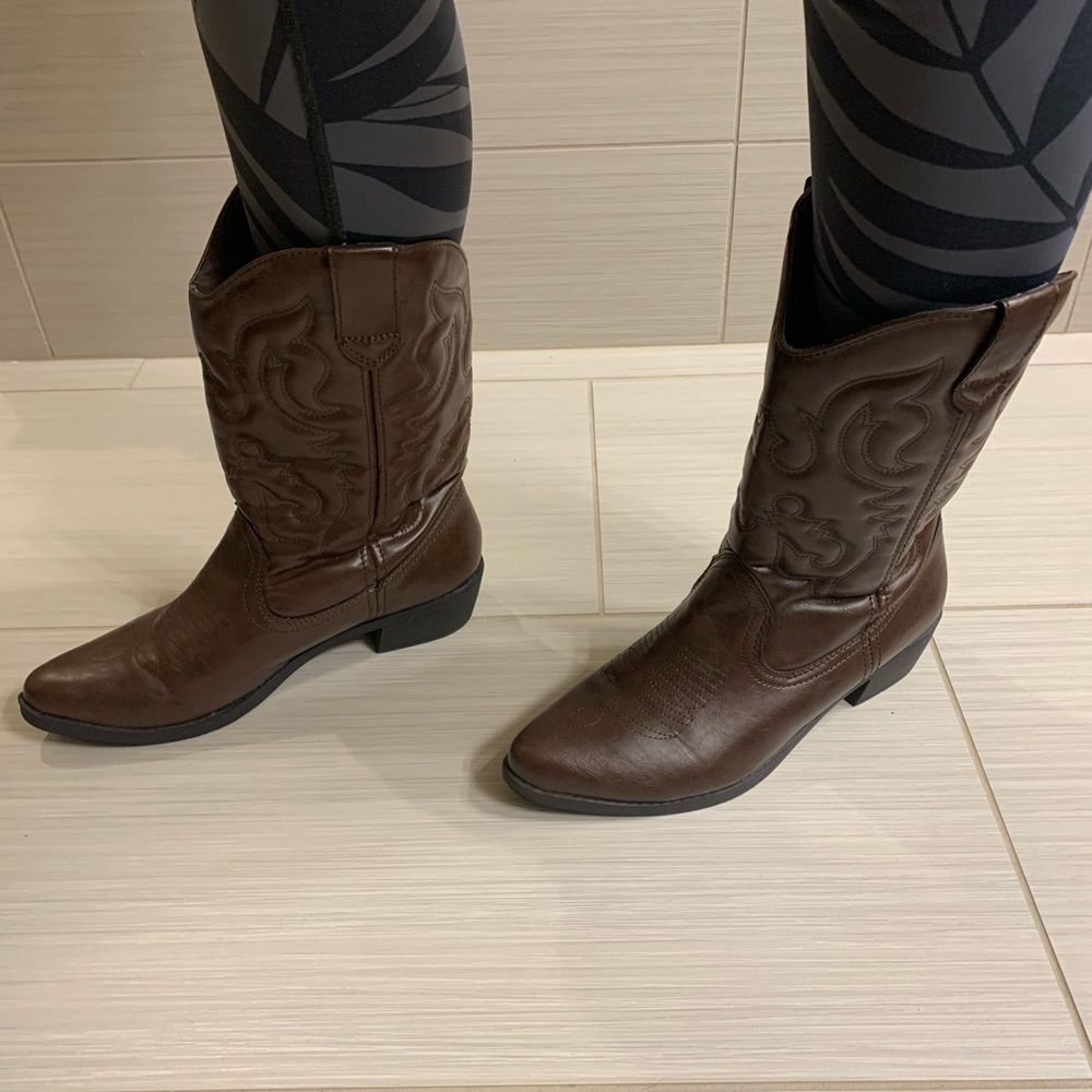 Brown man made cowboy boot fun to wear